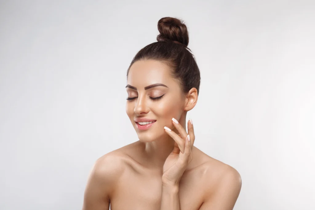 Smiling woman with clear skin, showcasing the effectiveness of acne treatment.